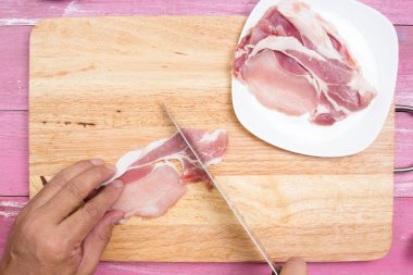 Şef sicing domuz eti Yakisoba yemek pişirmek için