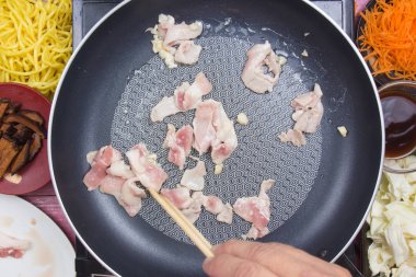 Şef heyecan domuz tavada kızarmış dilim