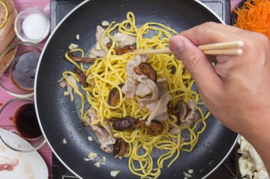 Şef heyecan Yakisoba şehriye tavada kızarmış