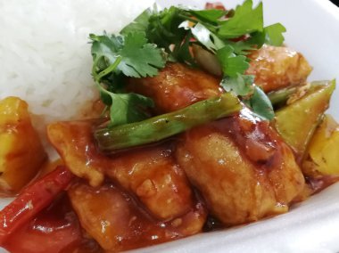 Derin kızarmış balık tatlı ve ekşi ile pilav ile servis 