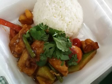 Derin kızarmış balık tatlı ve ekşi ile pilav ile servis