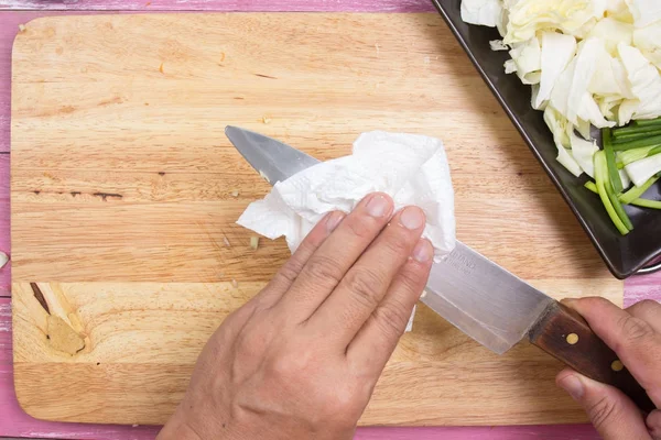 Chef faca de limpeza com papel — Fotografia de Stock