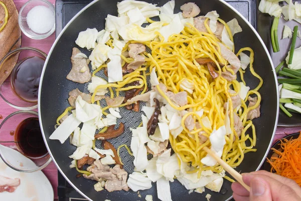 Chef puso trozo de col para cocinar fideos Yakisoba —  Fotos de Stock