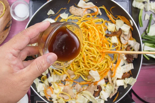 Chef derramando molho de ostra para cozinhar macarrão Yakisoba — Fotografia de Stock