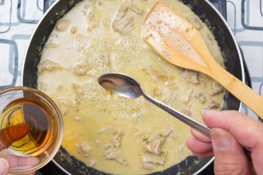 Yeşil yemek pişirmek için Şef koyarak balık sosu köri