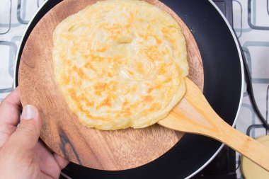 Şef koyarak roti plaka ev arkadaşı stil için pişmiş