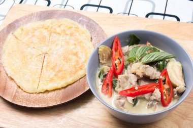 Sığır Yeşil köri roti ile görev yaptı.