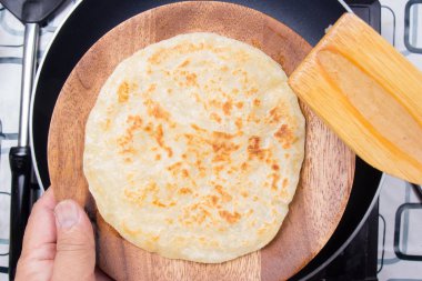 Şef koyarak roti plaka ev arkadaşı stil için pişmiş