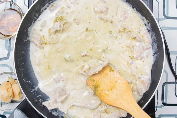 Koch rühren Braten zum Kochen von grünem Curry — Stockfoto