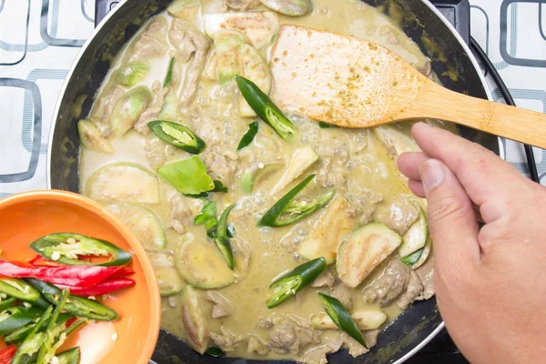 Szef kuchni, wprowadzenie chili do gotowania zielonym curry — Zdjęcie stockowe