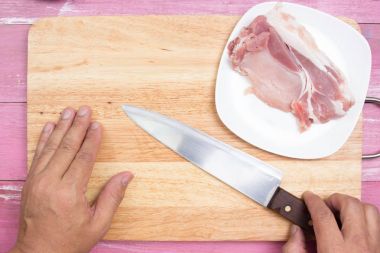 Şef sicing domuz eti pişirme / pişirme için Yakisoba kavramı