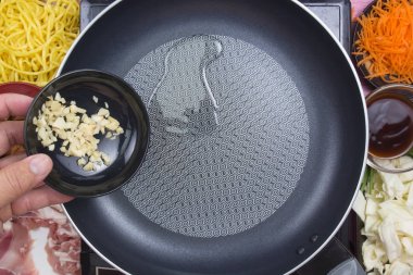 Şef Yakisoba pişirme / Yakisoba (Japanesed kızarmış şehriye) kavramı yemek için kıyılmış sarımsak koyarak