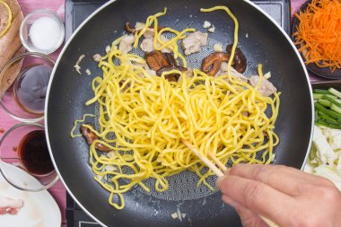 Tavada Yakisoba şehriye koyarak / Yakisoba (Japanesed kızarmış şehriye) kavramı pişirme Şef