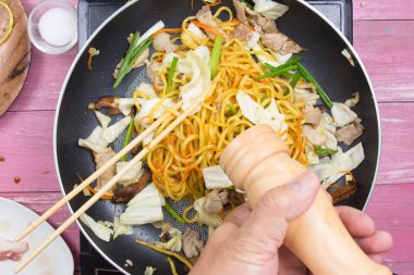 Şef Yakisoba makarna pişirme / Yakisoba (Fried Japon şehriye) kavramı yemek için biber koyarım