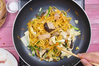 Şef stir fry Japon şehriye tavada / Yakisoba (Fried Japon şehriye) kavramı pişirme