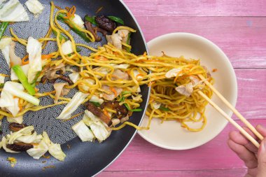 Şef koymak stir fry Japon şehriye kupasına / Yakisoba (Fried Japon şehriye) kavramı pişirme