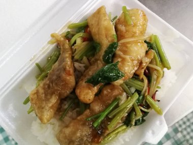 Çıtır çıtır kızarmış balık /Thai yemek pilav ile servis kereviz yaprakları ile karıştırın