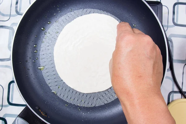Шеф-повар кладет роти на сковородку — стоковое фото