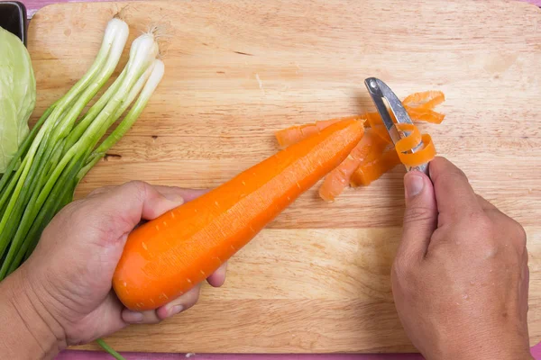 Chef mengupas wortel kulit — Stok Foto