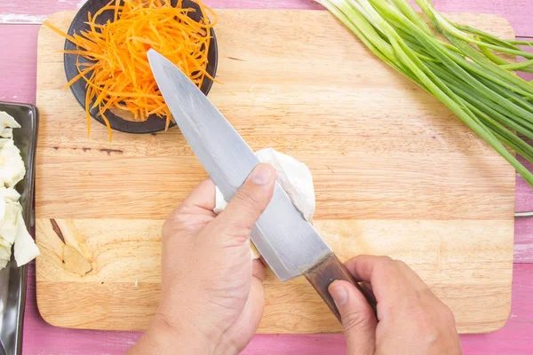 Chef membersihkan pisau dengan kertas — Stok Foto