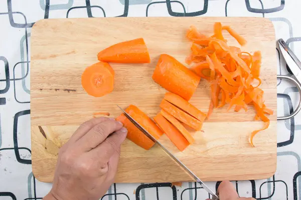 Karotten schälen und würfeln — Stockfoto