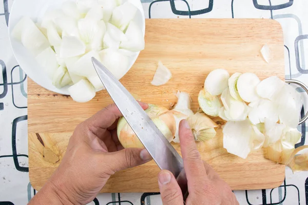 Chef schält und hackt Zwiebel vor dem Kochen mit Messer — Stockfoto