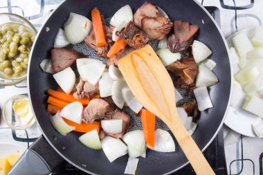 Şef stir fry dilim yemek için domuz eti dilinin