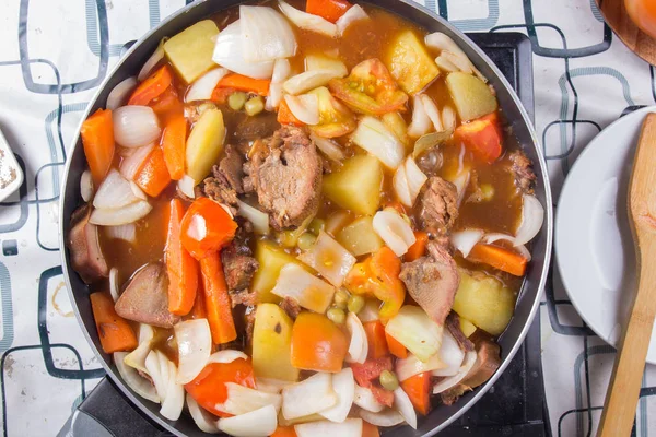 Chef-kok stir fry varkensvlees tong stoofpot in pan — Stockfoto