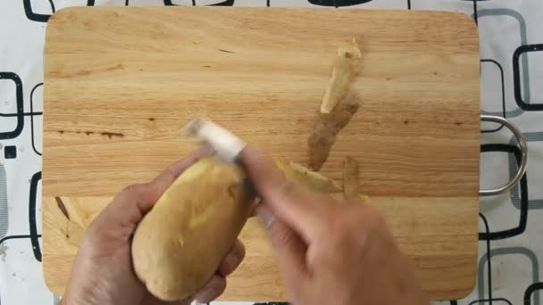 Pişirme Güveç Için Altın Patates Soyarken Oldu Top Göster — Stok video