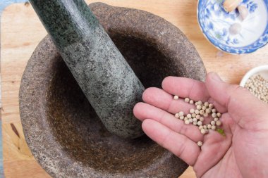 Harç için biber koyarak Şef