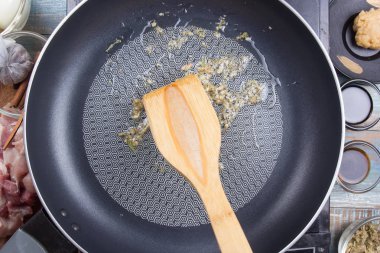 Şef heyecan kızartma tavada baharat