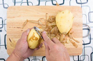 Şef peeling patates