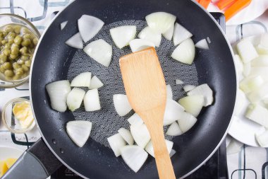 Kaydırmak için soğan koyarak / stewd kavramı pişirme Şef