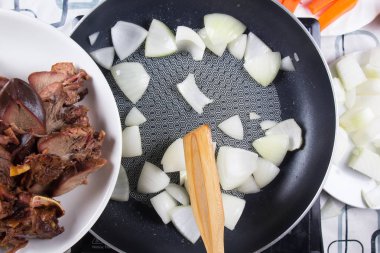 Kaydırmak için domuz eti dilim dilim koyarak / stewd kavramı pişirme Şef