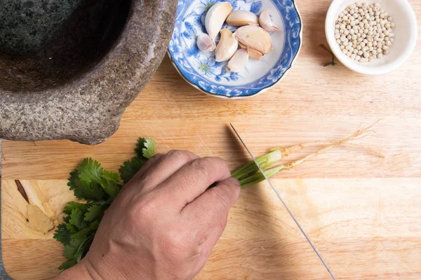 Chef coentro de corte em tábua de madeira — Fotografia de Stock