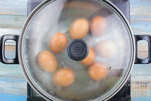 Cozinha de chef ferveu ovos na panela — Fotografia de Stock