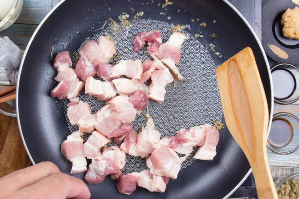 Chef-kok stirfry buikspek varkensvlees in de pan — Stockfoto