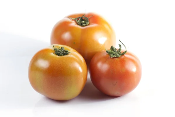 白色背景上新鲜的西红柿 — 图库照片