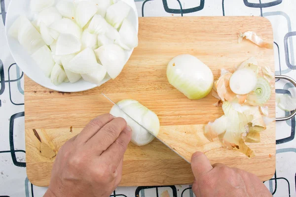 Peeling Και Μπριζόλα Κρεμμύδι Σεφ Πριν Από Μαγείρεμα Μαχαίρι Μαγειρική — Φωτογραφία Αρχείου