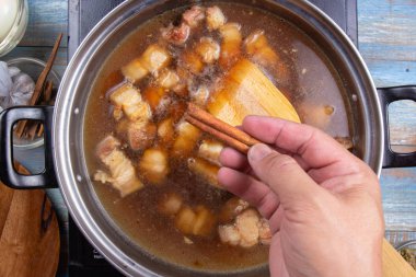 Yemek pişirmek için baharat koyarak Şef