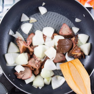 Şef stir fry dilim yemek için domuz eti dilinin