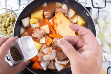 Yemek pişirmek için tuz koyarak Şef