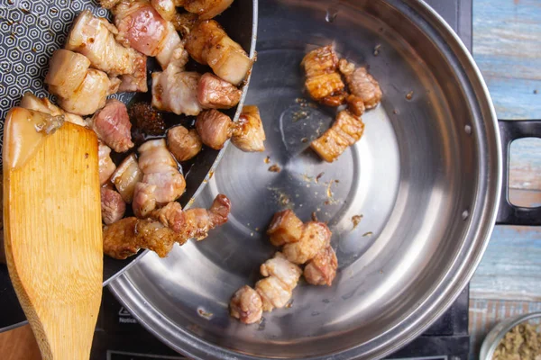 Chef-kok brengen gekookt buikspek varkensvlees aan pot — Stockfoto