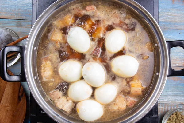 Yemek pişirmek için haşlanmış yumurta koyarak Şef — Stok fotoğraf