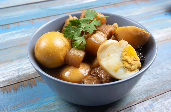 Süße braune Schweinebraten in Schüssel — Stockfoto