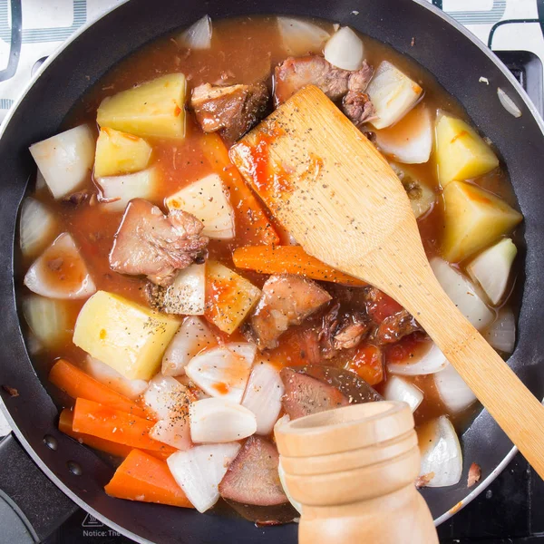 Chef-kok brengen peper voor koken — Stockfoto