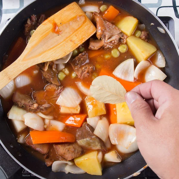Chef mettendo foglie di alloro per cucinare — Foto Stock