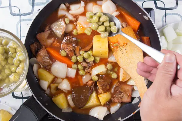 Chef-kok brengen erwten voor koken — Stockfoto