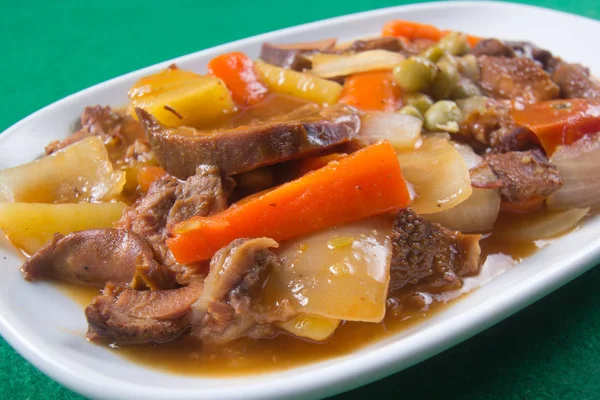 Estofado de lengua de cerdo en el plato —  Fotos de Stock