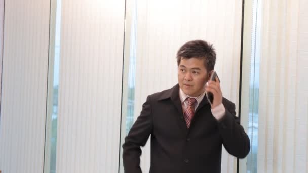 Asijský Podnikatel Volání Mobilní Telefon — Stock video